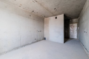 Rusya, Moskova... Ağustos 05, 2019: İçişleri odası kendi kendini bitirme için kabataslak onarım. İç dekorasyon, odanın çıplak duvarları, inşaat sahnesi.