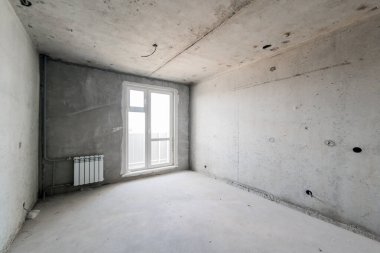 Rusya, Moskova... Ağustos 05, 2019: İçişleri odası kendi kendini bitirme için kabataslak onarım. İç dekorasyon, odanın çıplak duvarları, inşaat sahnesi.