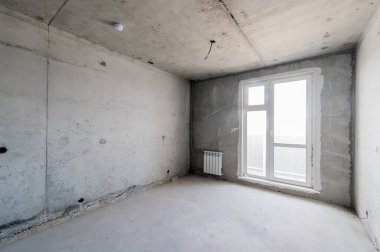 Rusya, Moskova... Ağustos 05, 2019: İçişleri odası kendi kendini bitirme için kabataslak onarım. İç dekorasyon, odanın çıplak duvarları, inşaat sahnesi.