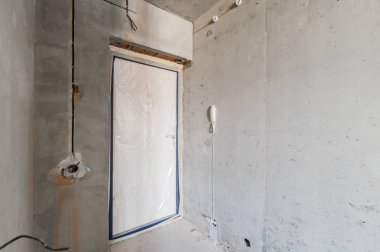 Rusya, Moskova... Ağustos 05, 2019: İçişleri odası kendi kendini bitirme için kabataslak onarım. İç dekorasyon, odanın çıplak duvarları, inşaat sahnesi.