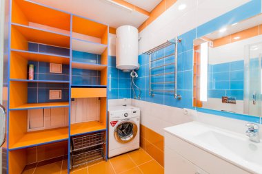 Rusya, Moskova... 05 Ağustos 2019: İç mekan dairesi modern, parlak, rahat atmosfer. Genel temizlik, ev dekorasyonu, ev hazırlığı. banyo, lavabo, dekorasyon elemanları, tuvalet.