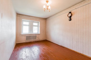 Rusya, Moskova... 05 Ağustos 2019: İç mekan dairesi modern, parlak, rahat atmosfer. Genel temizlik, ev dekorasyonu, satılık ev hazırlığı.