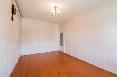 Rusya, Moskova... 05 Ağustos 2019: İç mekan dairesi modern, parlak, rahat atmosfer. Genel temizlik, ev dekorasyonu, satılık ev hazırlığı.