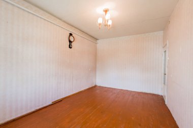 Rusya, Moskova... 05 Ağustos 2019: İç mekan dairesi modern, parlak, rahat atmosfer. Genel temizlik, ev dekorasyonu, satılık ev hazırlığı.