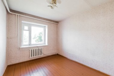 Rusya, Moskova... 05 Ağustos 2019: İç mekan dairesi modern, parlak, rahat atmosfer. Genel temizlik, ev dekorasyonu, satılık ev hazırlığı.