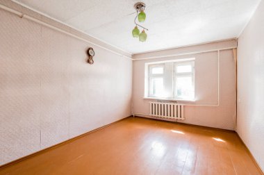 Rusya, Moskova... 05 Ağustos 2019: İç mekan dairesi modern, parlak, rahat atmosfer. Genel temizlik, ev dekorasyonu, satılık ev hazırlığı.