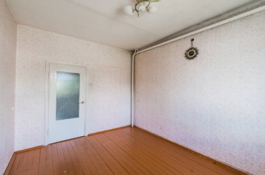 Rusya, Moskova... 05 Ağustos 2019: İç mekan dairesi modern, parlak, rahat atmosfer. Genel temizlik, ev dekorasyonu, satılık ev hazırlığı.