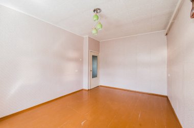 Rusya, Moskova... 05 Ağustos 2019: İç mekan dairesi modern, parlak, rahat atmosfer. Genel temizlik, ev dekorasyonu, satılık ev hazırlığı.