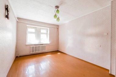 Rusya, Moskova... 05 Ağustos 2019: İç mekan dairesi modern, parlak, rahat atmosfer. Genel temizlik, ev dekorasyonu, satılık ev hazırlığı.