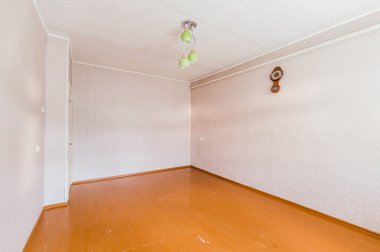 Rusya, Moskova... 05 Ağustos 2019: İç mekan dairesi modern, parlak, rahat atmosfer. Genel temizlik, ev dekorasyonu, satılık ev hazırlığı.