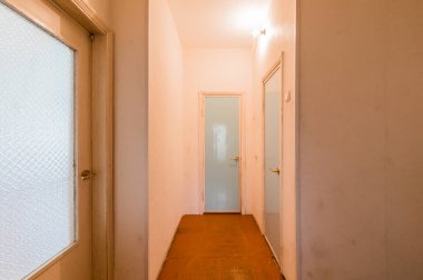 Rusya, Moskova... 05 Ağustos 2019: İç mekan dairesi modern, parlak, rahat atmosfer. Genel temizlik, ev dekorasyonu, satılık ev hazırlığı.