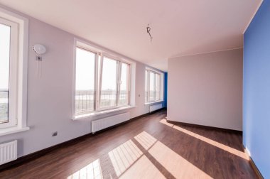 Rusya, Moskova... 05 Ağustos 2019: İç mekan dairesi modern, parlak, rahat atmosfer. Genel temizlik, ev dekorasyonu, satılık ev hazırlığı.