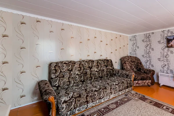 Rusya, Moskova... 5 Ağustos 2019: İç mekan dairesi eski, dikkatsiz, modern olmayan bir ortam. Kozmetik onarım gerekiyor