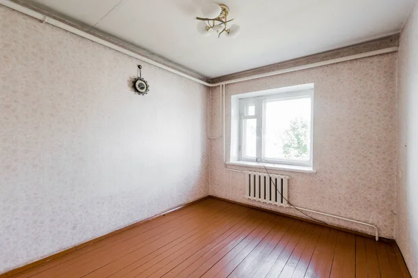 Rusya, Moskova... 05 Ağustos 2019: İç mekan dairesi modern, parlak, rahat atmosfer. Genel temizlik, ev dekorasyonu, satılık ev hazırlığı.