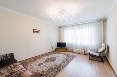 Rusya, Moskova... 25 Ağustos 2019: İç mekan dairesi modern, parlak, rahat atmosfer. Genel temizlik, ev dekorasyonu, satılık ev hazırlığı.