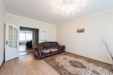 Rusya, Moskova... 25 Ağustos 2019: İç mekan dairesi modern, parlak, rahat atmosfer. Genel temizlik, ev dekorasyonu, satılık ev hazırlığı.