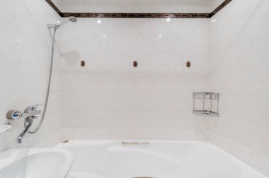 Rusya, Moskova... 25 Ağustos 2019: İç mekan dairesi modern, parlak, rahat atmosfer. Genel temizlik, ev dekorasyonu, satılık ev hazırlığı. modern banyo, lavabo, dekorasyon elementleri, tuvalet