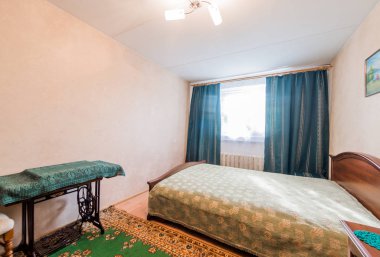 Rusya, Moskova... 25 Ağustos 2019: İç mekan dairesi modern, parlak, rahat atmosfer. Genel temizlik, ev dekorasyonu, satılık ev hazırlığı.