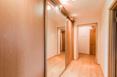 Rusya, Moskova... 25 Ağustos 2019: İç mekan dairesi modern, parlak, rahat atmosfer. Genel temizlik, ev dekorasyonu, satılık ev hazırlığı.