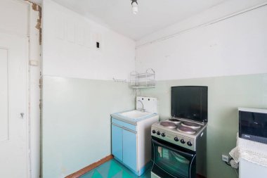 Rusya, Moskova... 25 Ağustos 2019: İç mekan dairesi modern, parlak, rahat atmosfer. Genel temizlik, ev dekorasyonu, satılık ev hazırlığı. Eski usul dikkatsiz, modern değil.