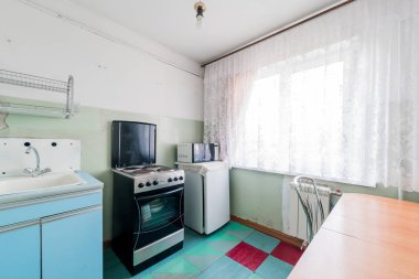 Rusya, Moskova... 25 Ağustos 2019: İç mekan dairesi modern, parlak, rahat atmosfer. Genel temizlik, ev dekorasyonu, satılık ev hazırlığı. Eski usul dikkatsiz, modern değil.