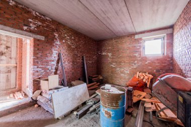 Rusya, Moskova... 25 Ağustos 2019: iç oda dairesi. Kendi kendini bitirmek için kaba bir tadilat. İç dekorasyon, odanın çıplak duvarları, inşaat sahnesi.