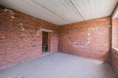 Rusya, Moskova... 25 Ağustos 2019: iç oda dairesi. Kendi kendini bitirmek için kaba bir tadilat. İç dekorasyon, odanın çıplak duvarları, inşaat sahnesi.