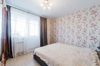 Rusya, Moskova... 05 Eylül 2019: İç mekan dairesi modern, parlak, rahat atmosfer. Genel temizlik, ev dekorasyonu, satılık ev hazırlığı.