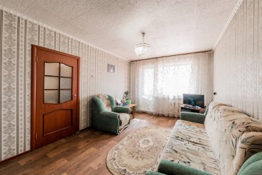 Rusya, Moskova... 05 Eylül 2019: İç mekan dairesi modern, parlak, rahat atmosfer. Genel temizlik, ev dekorasyonu, satılık ev hazırlığı.