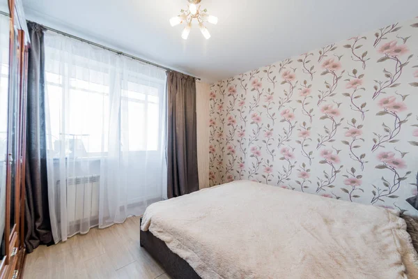 Rusya, Moskova... 05 Eylül 2019: İç mekan dairesi modern, parlak, rahat atmosfer. Genel temizlik, ev dekorasyonu, satılık ev hazırlığı.