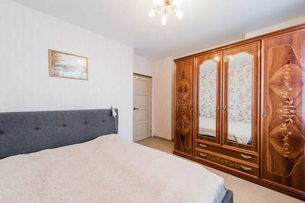 Rusya, Moskova... 05 Eylül 2019: İç mekan dairesi modern, parlak, rahat atmosfer. Genel temizlik, ev dekorasyonu, satılık ev hazırlığı.