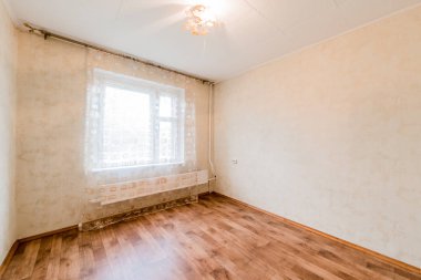 Rusya, Moskova... 05 Eylül 2019: İç mekan dairesi modern, parlak, rahat atmosfer. Genel temizlik, ev dekorasyonu, satılık ev hazırlığı.