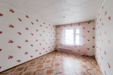 Rusya, Moskova... 05 Eylül 2019: İç mekan dairesi modern, parlak, rahat atmosfer. Genel temizlik, ev dekorasyonu, satılık ev hazırlığı.