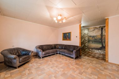 Rusya, Moskova... 05 Eylül 2019: İç mekan dairesi modern, parlak, rahat atmosfer. Genel temizlik, ev dekorasyonu, satılık ev hazırlığı.