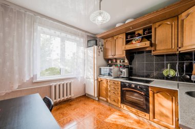 Rusya, Moskova... 05 Eylül 2019: İç mekan dairesi modern, parlak, rahat atmosfer. Genel temizlik, ev dekorasyonu, satılık ev hazırlığı.