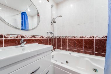 Rusya, Moskova... 05 Eylül 2019: İç mekan dairesi modern, parlak, rahat atmosfer. Genel temizlik, ev dekorasyonu, satılık ev hazırlığı. banyo, lavabo, dekorasyon elemanları, tuvalet.