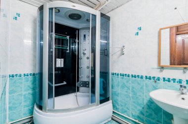 Rusya, Moskova... 05 Eylül 2019: İç mekan dairesi modern, parlak, rahat atmosfer. Genel temizlik, ev dekorasyonu, satılık ev hazırlığı. banyo, lavabo, dekorasyon elemanları, tuvalet.