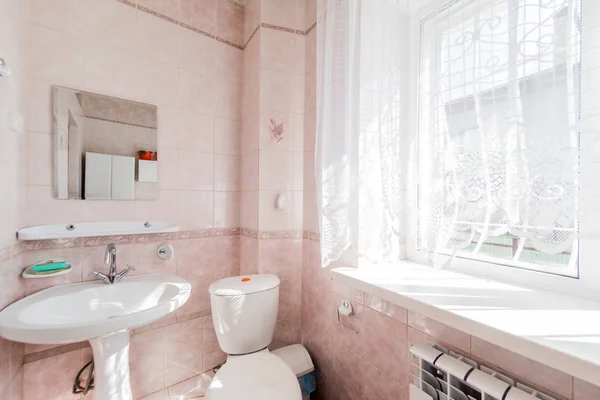 ロシア モスクワ 2019年9月5日 インテリアルームアパート現代明るい居心地の良い雰囲気 一般的な掃除 家の装飾 バスルーム シンク 装飾要素 トイレ — ストック写真