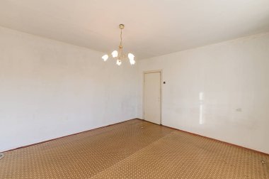 Rusya, Moskova... 08 Eylül 2019: İç mekan dairesi modern, parlak, rahat atmosfer. Genel temizlik, ev dekorasyonu, eski, pasaklı, modern olmayan dekorasyon. Kozmetik onarım gerekiyor