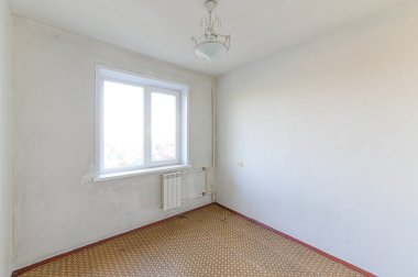 Rusya, Moskova... 08 Eylül 2019: İç mekan dairesi modern, parlak, rahat atmosfer. Genel temizlik, ev dekorasyonu, eski, pasaklı, modern olmayan dekorasyon. Kozmetik onarım gerekiyor