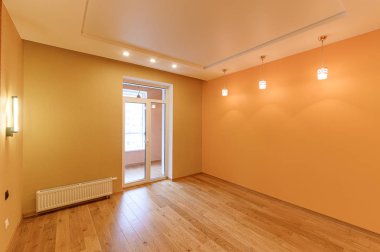 Rusya, Moskova... 08 Eylül 2019: İç mekan dairesi modern, parlak, rahat atmosfer. Genel temizlik, ev dekorasyonu, satılık ev hazırlığı.