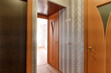 Rusya, Moskova... 10 Eylül 2019: İç mekan dairesi modern, parlak, rahat atmosfer. Genel temizlik, ev dekorasyonu, satılık ev hazırlığı.