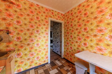 Rusya, Moskova... 10 Eylül 2019: İç mekan dairesi modern, parlak, rahat atmosfer. Genel temizlik, ev dekorasyonu, satılık ev hazırlığı.