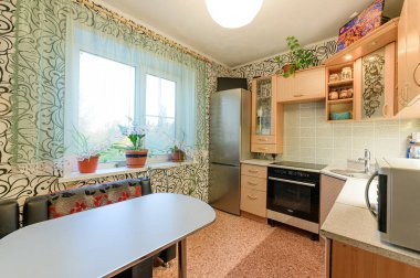 Rusya, Moskova... 10 Eylül 2019: İç mekan dairesi modern, parlak, rahat atmosfer. Genel temizlik, ev dekorasyonu, satılık ev hazırlığı.