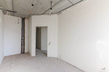 Rusya, Moskova... 10 Eylül 2019: İçişleri dairesi kendi kendini bitirme için kabataslak onarım. İç dekorasyon, odanın çıplak duvarları, inşaat sahnesi.