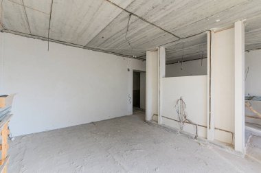 Rusya, Moskova... 10 Eylül 2019: İçişleri dairesi kendi kendini bitirme için kabataslak onarım. İç dekorasyon, odanın çıplak duvarları, inşaat sahnesi.