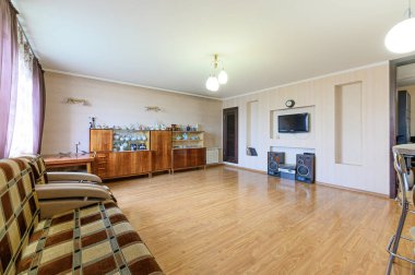 Rusya, Moskova... 10 Eylül 2019: İç mekan dairesi modern, parlak, rahat atmosfer. Genel temizlik, ev dekorasyonu, satılık ev hazırlığı.