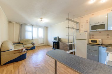 Rusya, Moskova... 10 Eylül 2019: İç mekan dairesi modern, parlak, rahat atmosfer. Genel temizlik, ev dekorasyonu, satılık ev hazırlığı.