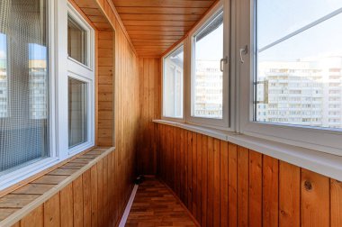 Rusya, Moskova... 10 Eylül 2019: İç mekan dairesi modern, parlak, rahat atmosfer. Genel temizlik, ev dekorasyonu, satılık ev hazırlığı.