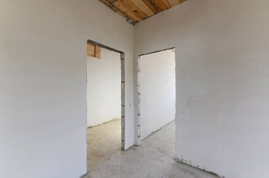 Rusya, Moskova... 10 Eylül 2019: İçişleri odası kendi kendini bitirme için kabataslak onarım. İç dekorasyon, odanın çıplak duvarları, inşaat sahnesi.